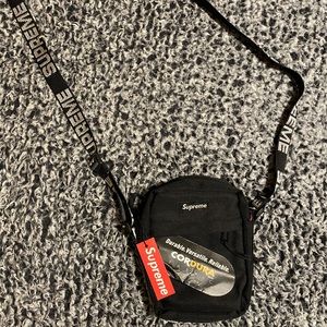 Supreme shoulder bag .